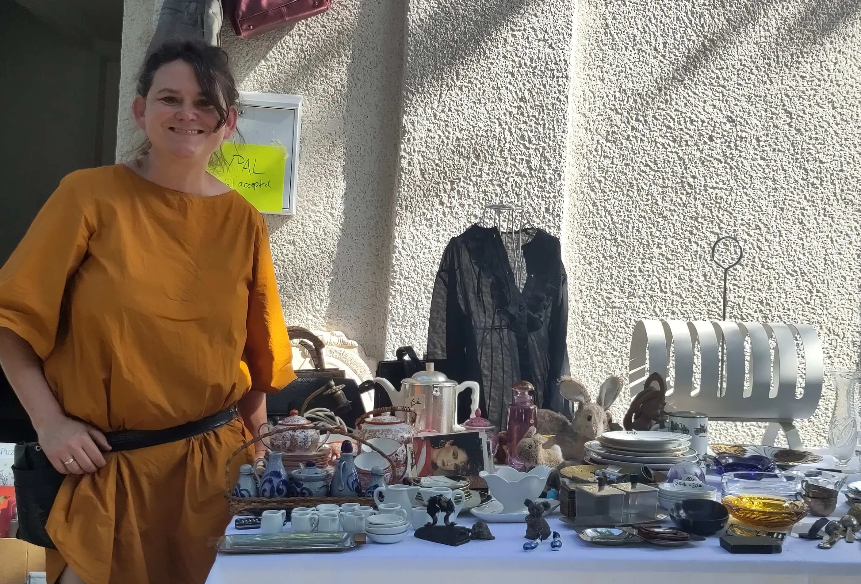 Flohmarktstand von Krempel De Luxe mit Claudia Knobloch in Berlin-Wedding