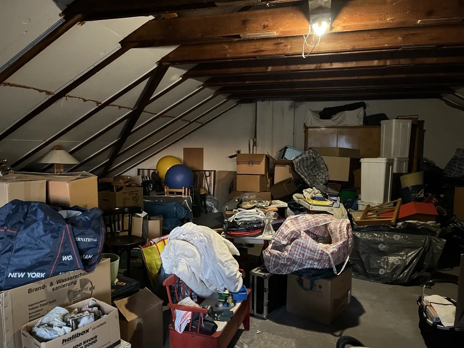 Dachboden vor dem Aufräumen: Gegenstände ungeordnet