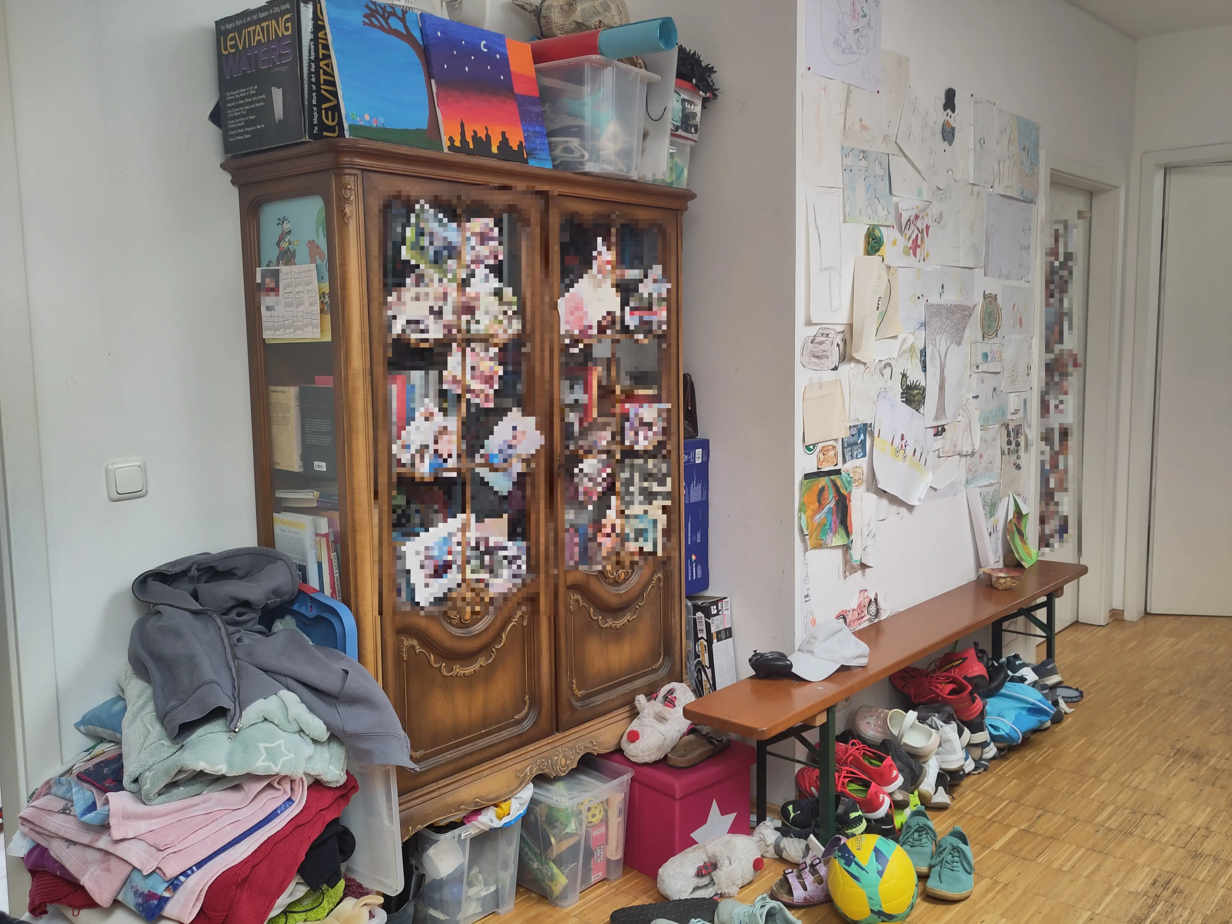 Flur vor Entrümpelung: viele Möbel und Gegenstände