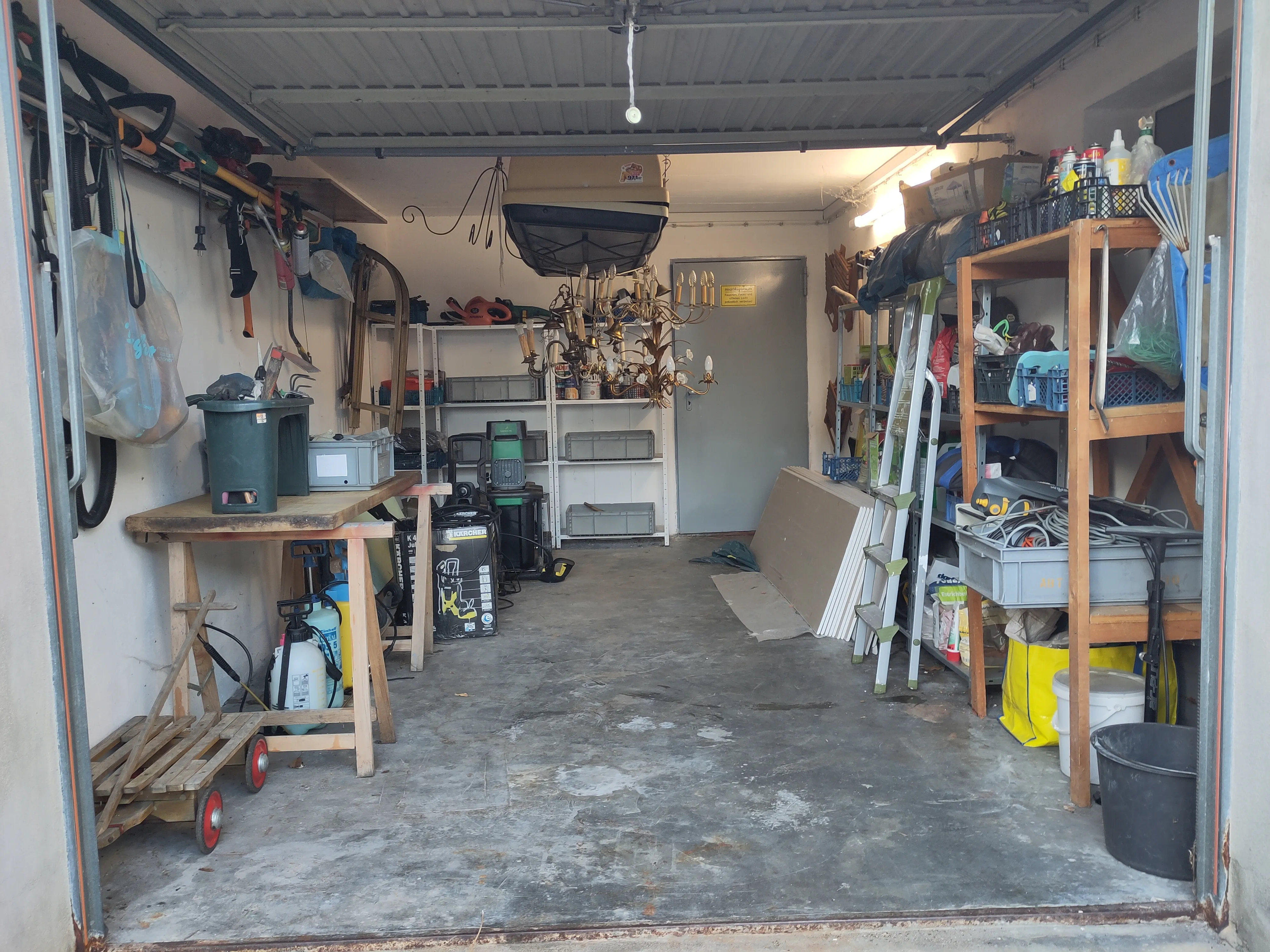 Garage nach dem Aufräumen: aufgeräumt, Geräte sichtbar