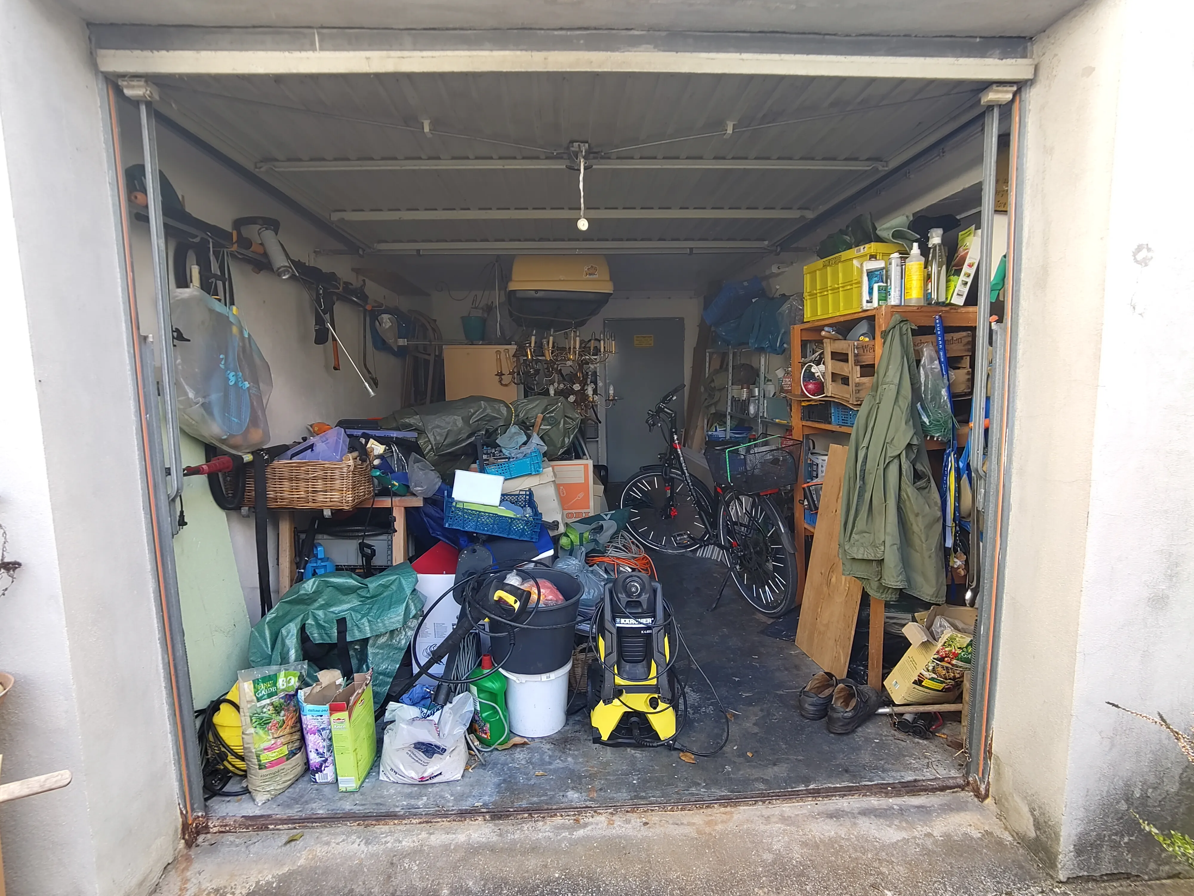 Garage vor dem Aufräumen: viele Gegenstände ungeordnet