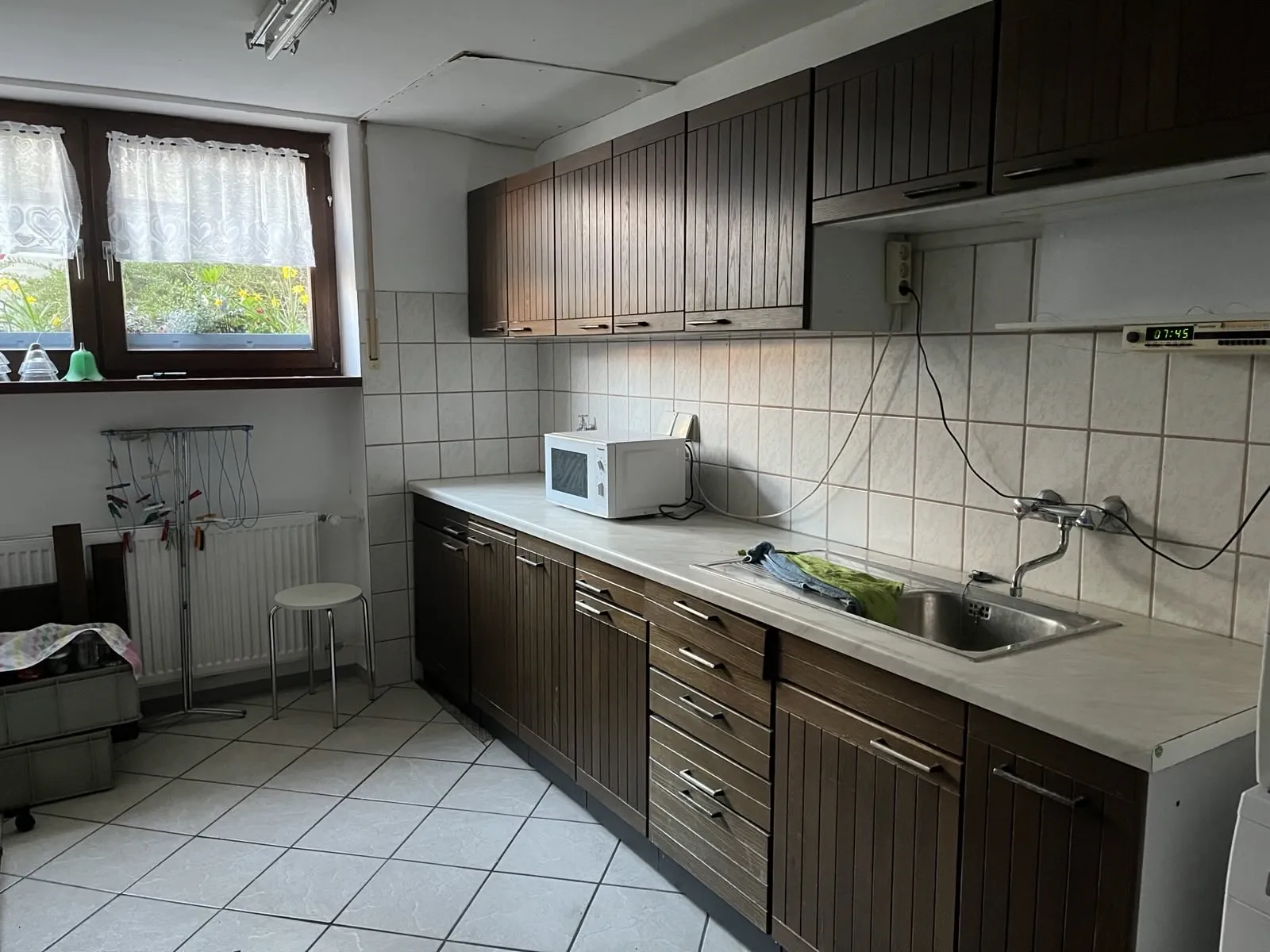 Hauswirtschaftsraum nach dem Aufräumen: aufgeräumt, Geräte sortiert