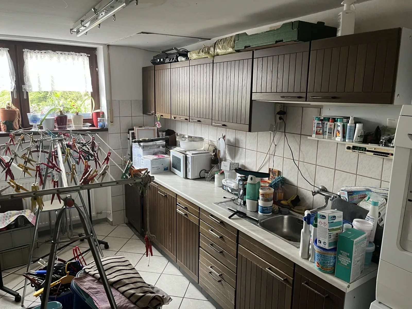 Hauswirtschaftsraum vor dem Aufräumen: Geräte und Kisten ungeordnet