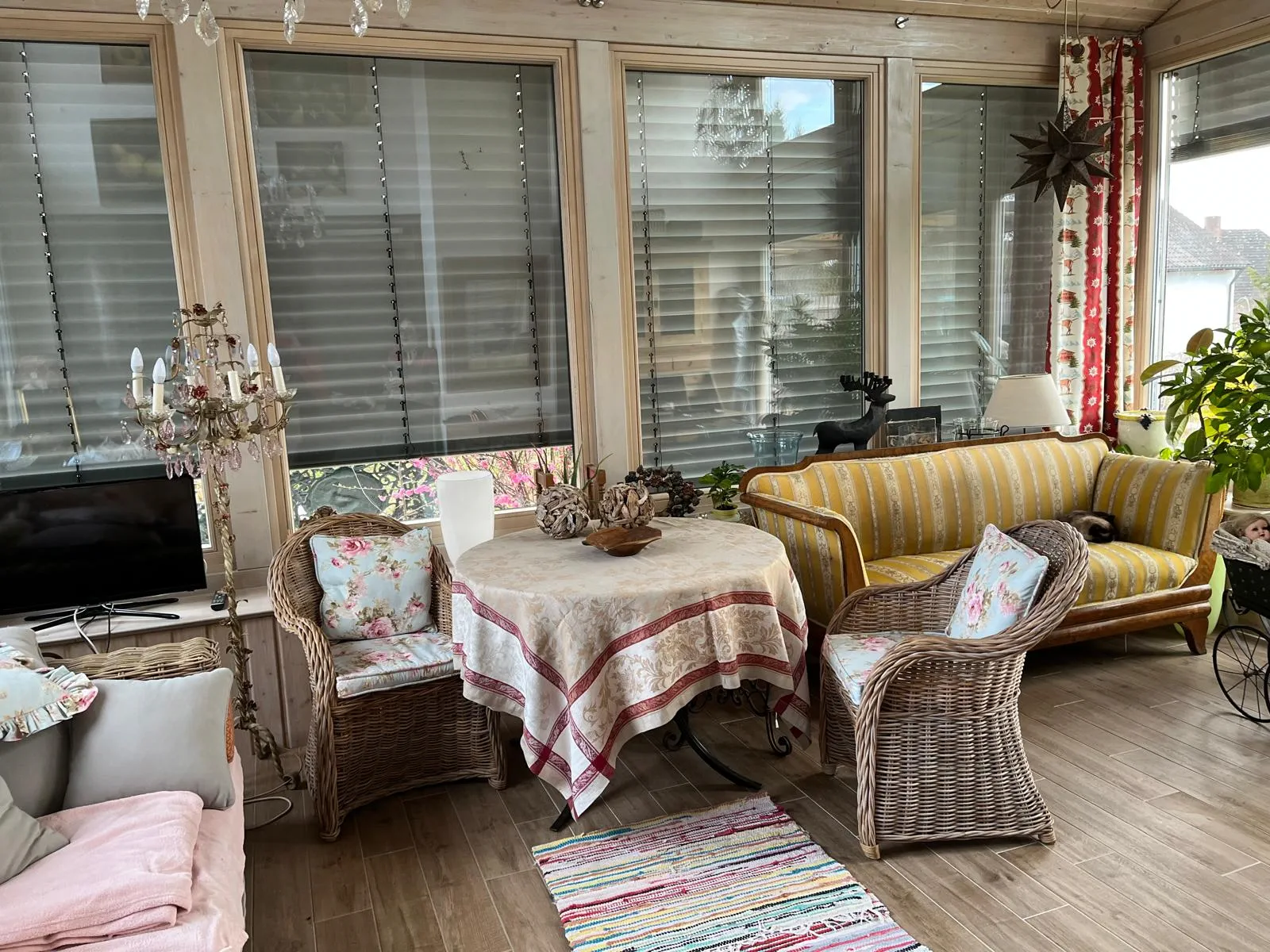 Wintergarten nach dem Aufräumen: aufgeräumt, hell und ordentlich, freie Flächen und Licht